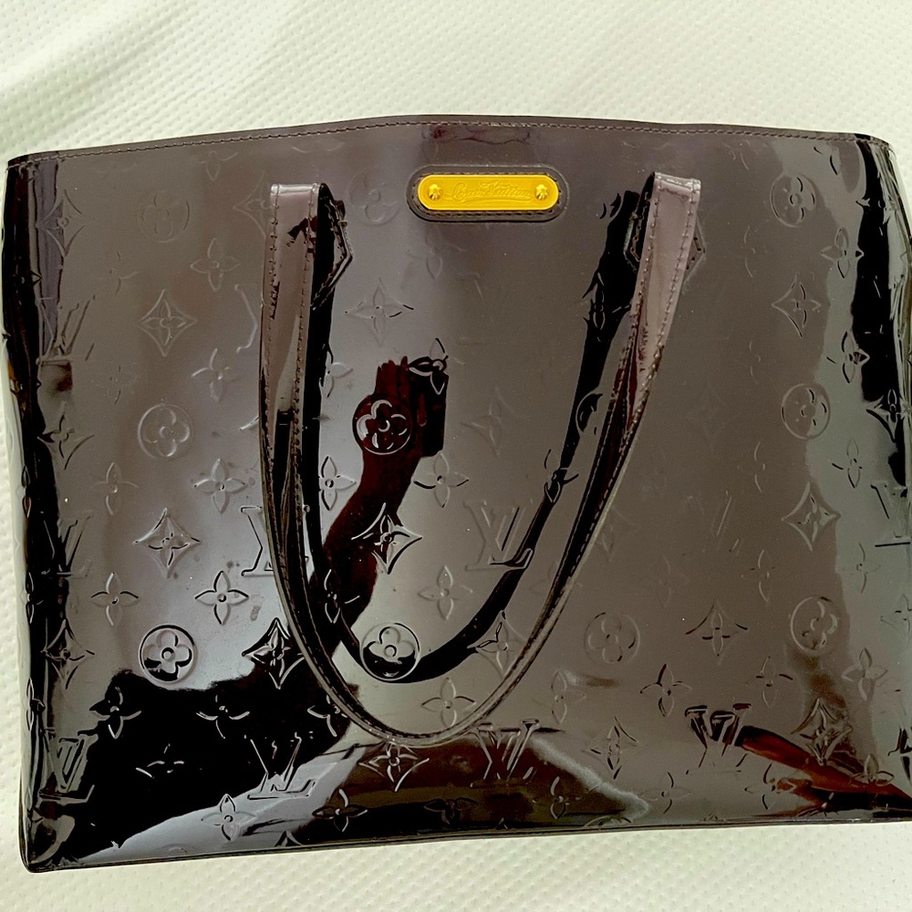 Luis Vuitton dark purple vernis. Excellent condition. Includes dust bag.